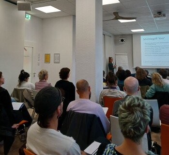 Salongespräch beleuchtet Begleitung von BDSM